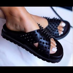 Mata studded criss cross Black sandals